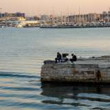 Un padre con il proprio figlio sfrutta gli ultimi minuti di luce per cercare di catturare un�altra preda...